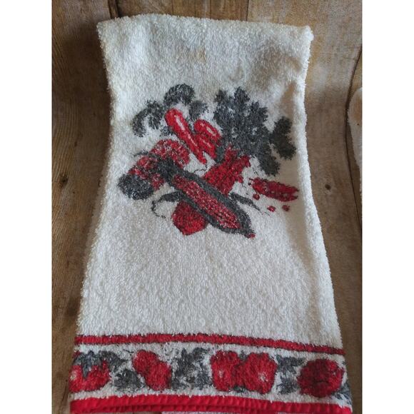 Vtg 70s Kitsch Dish Towels Red & Green Veggies Set of 2 Kitchen Decorations (3) - Picture 2 of 5